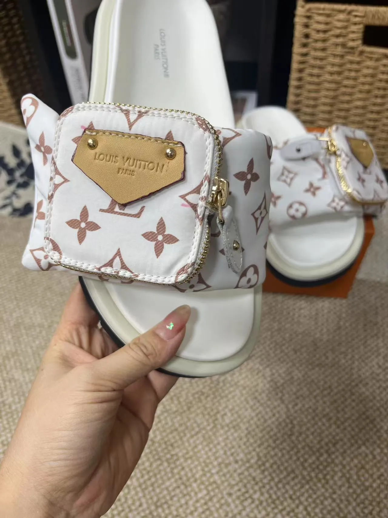 P380 yuan LV Louis Vuitton Full of high-end feel! A popular model among bloggers at home and abroad, it’s retro and fashionable, and looks stunning on your feet! Mainly recommended model on the official website★ ━━━━━ ЅᏇєєt ━━━━━ ▪️Upper: original calfskin ➕5D printing process ▪️Inner: imported mixed sheepskin ▪️Outsole: original molded foam outsole ▪️Size: Female 35-40 Men's 39-44 (women's 41 men's 45)